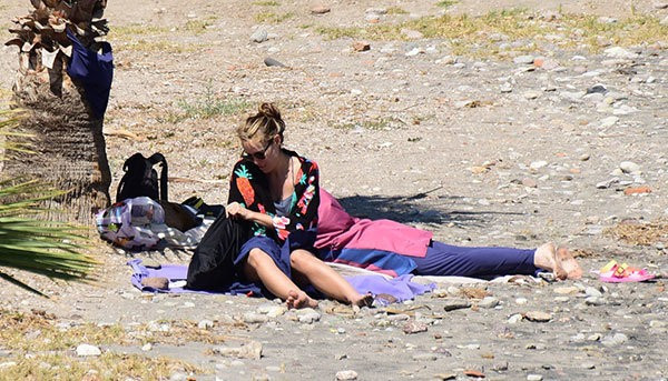 Gamze Özçelik plaja inip dua etti kardeşi türbana girdi - Resim: 4