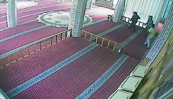 Önce namaz kıldılar sonra sadaka kutusunu soydular! - Resim: 1