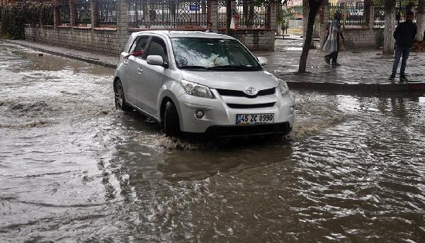 Sağanak yağmur Manisa'da hayatı felç etti - Resim: 4