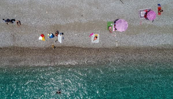 Antalya'da turistler plajlara akın etti! Kısıtlamanın son günü denizin keyfini çıkardılar - Resim: 3