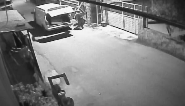 Adana'da demir kapı hırsızı kardeşler suçüstü yakalandı - Resim: 0