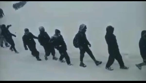 Van Valiliği'nden, tek sıra halinde karda yürüyen kaçak göçmenlerle ilgili açıklama - Resim: 0