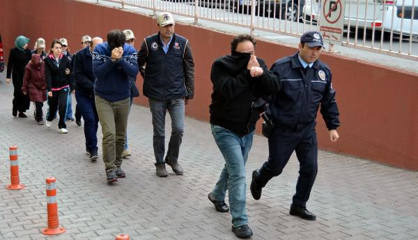 Hem FETÖ'cü hem terbiyesiz bu hareketi yaptı - Resim: 3