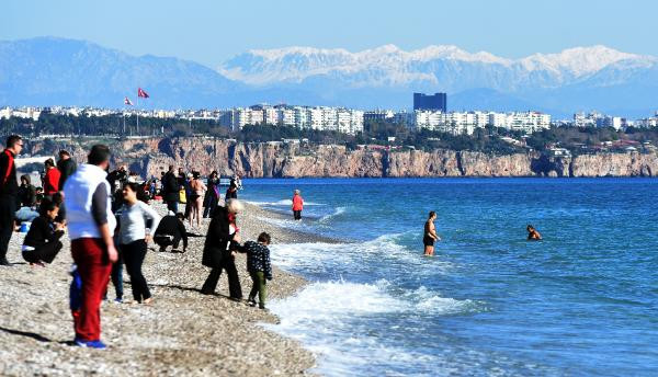 Antalya'da yeni yılın ilk gününde deniz keyfi - Resim: 2