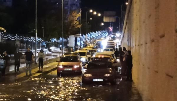 Ankara'yı fırtına dolu ve sel vurdu! Çatılar uçtu yollar göle döndü "Ankara'ya deniz geldi" - Resim: 2