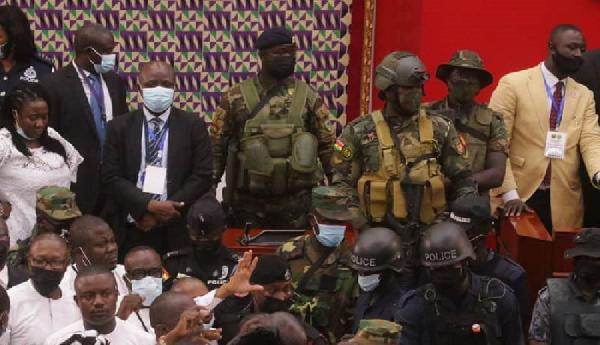 O ülkede meclis karıştı! Ordu müdahale etti - Resim: 1