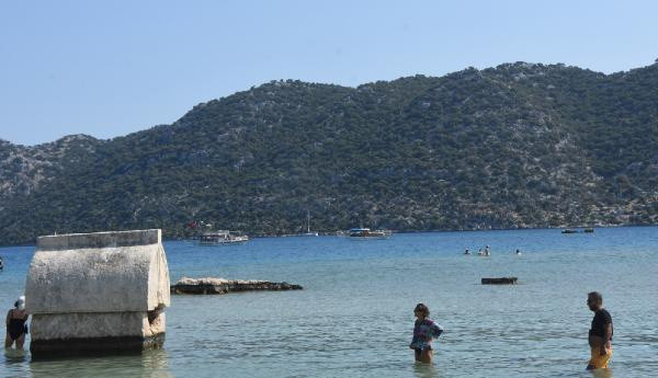 Antalya'da bu mezarı gören telefona sarıldı! Turistler akın etti - Resim: 0