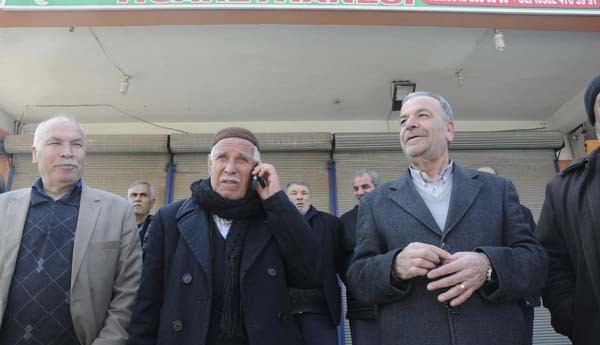 Fıstıkçı Beşir Antep'i yaktı! 2 gündür kapısında yatıyorlar - Resim: 1