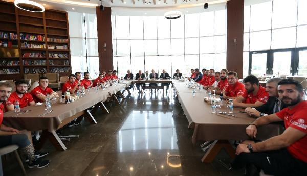 TFF heyeti, Ampute Milli Takımı'nı alkışlarla karşıladı - Resim: 3