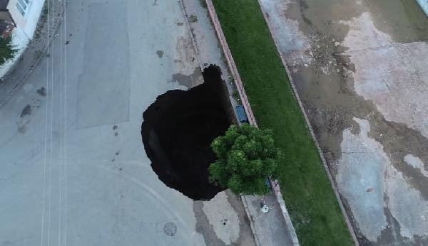 Sivas'ta korkutan görüntü! Yolda bir anda oluştu trafiğe kapatıldı - Resim: 1