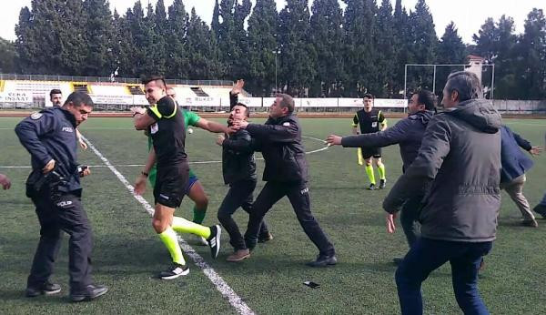 Hakeme tekme ve yumruklarla saldırdılar! - Resim: 2