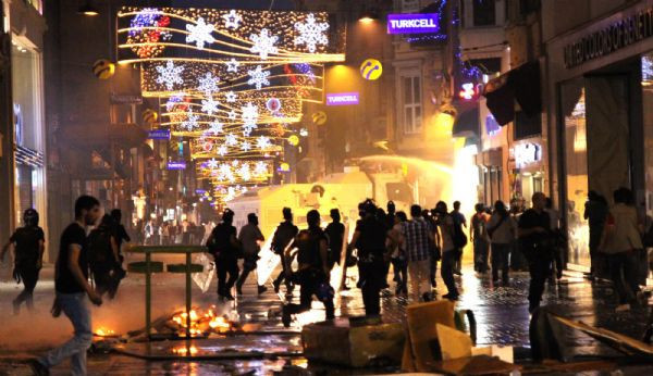 Taksim'de polis müdahalesi - Resim: 1