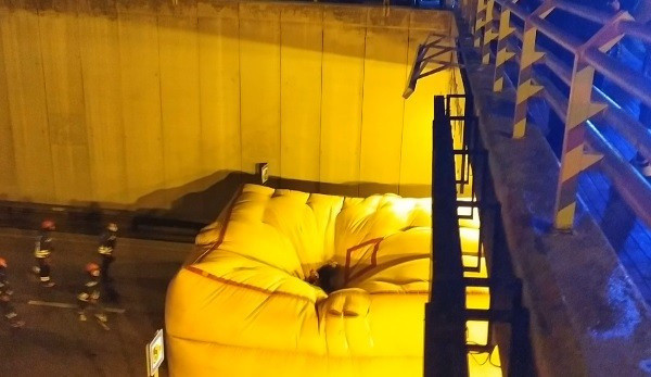 Konya'da eşine kızdı 'ettiğimi çekiyorum' deyip alt geçitten atladı - Resim: 0