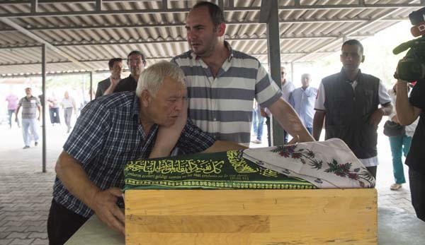 Kızının tabutunu kimseye vermedi! - Resim: 3