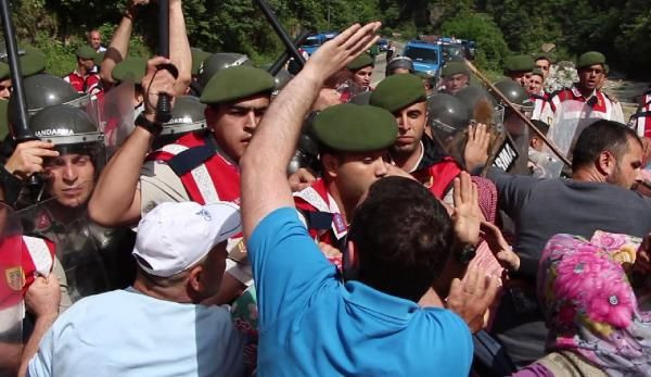 HES protestosuna jandarmadan sert müdahale - Resim: 1