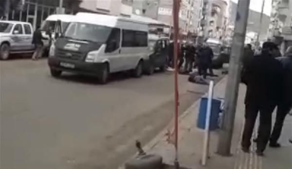 Seçim bitti muhtar adaylarının kavgası bitmedi! Sopalarla saldırdılar - Resim: 2