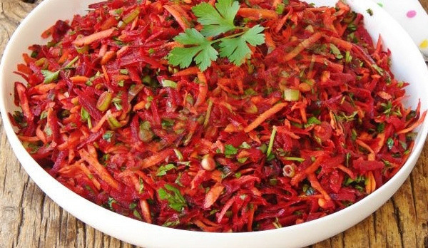 Rengarenk görüntüsüyle sofranızı ışıl ışıl parlatacak rendelenmiş pancar salatası - Resim: 0