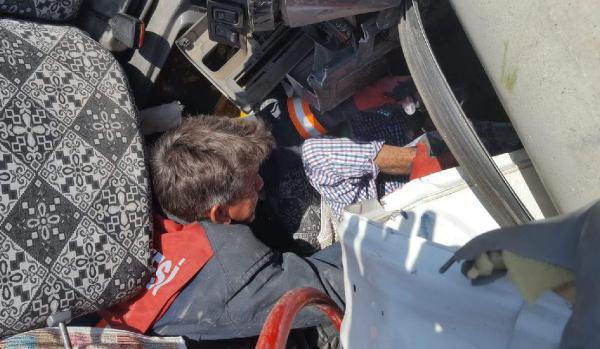 Mersin'de direğe çarpan minibüs devrildi - Resim: 0