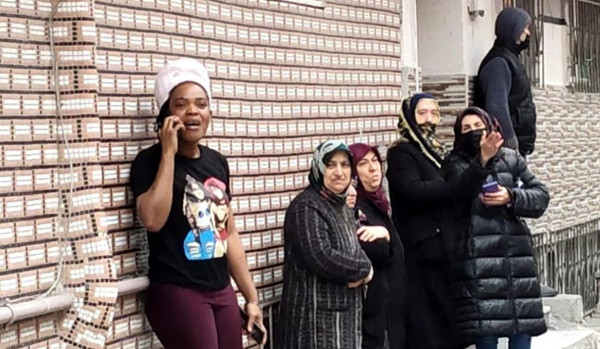 İstanbul'da evindeki dumanları görünce gözyaşlarına boğuldu! Sinir krizi geçirdi - Resim: 0