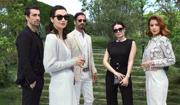 Öpüşme sahneleri büyük yankı uyandırmıştı! Kuş Uçuşu dizisi hakkında herkesi şaşırtan iddialar - Resim: 0