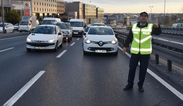 İstanbul'da E-5'te kaza! Trafik kilitlendi - Resim: 4