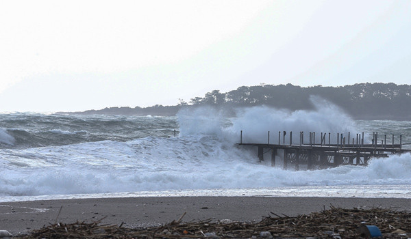 Antalya ve Muğla'da fırtına çatıları ve seraları uçurdu işte son durum - Resim: 1