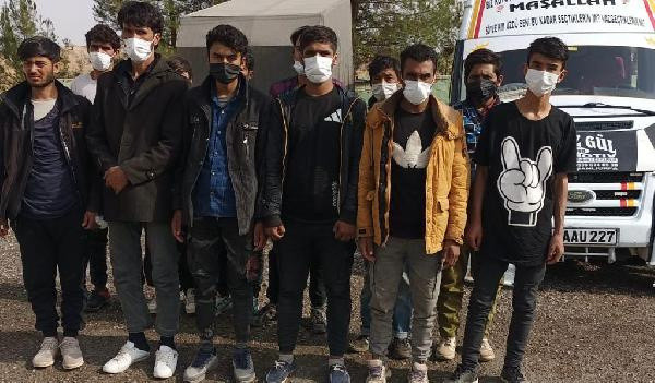 Batman'da Afgan kaçakları taşıyan minibüs lastikleri patlatılarak durduruldu - Resim: 0