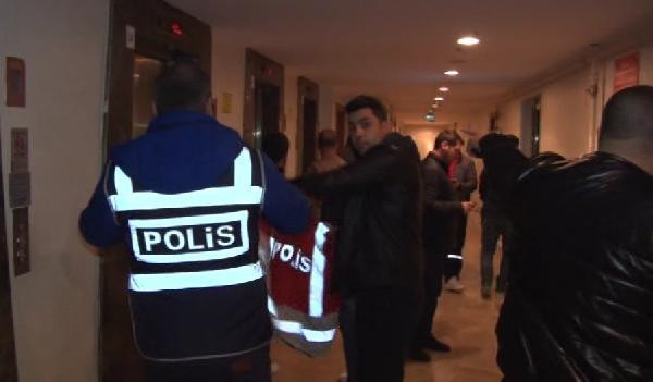 Günlük kiralanan rezidanslara gece baskını! Onlarca gözaltı... - Resim: 3