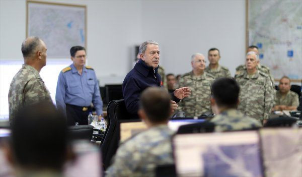Bakan Akar ve komutanlar Suriye sınırında! Harekattaki son durumu incelediler - Resim: 2