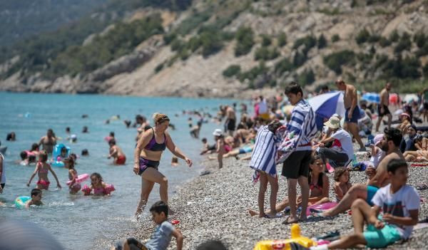 Vatandaşlar turistler Antalya'da plajlara akın etti! Cesaret edemem - Resim: 1