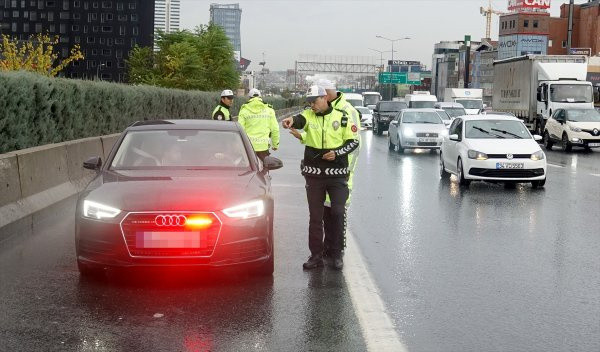 İstanbul’da çakar denetiminin ilk günü! 126 bin lira ceza kesildi - Resim: 0