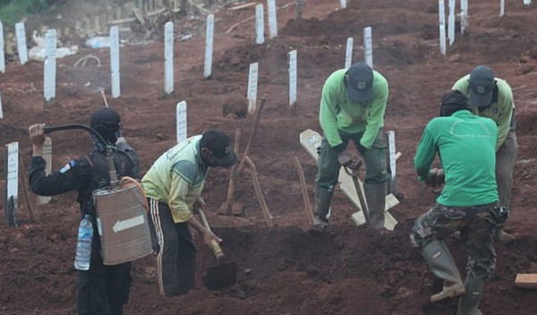 Endonezya'da maske takmayanlara mezar kazma cezası verilecek - Resim: 0