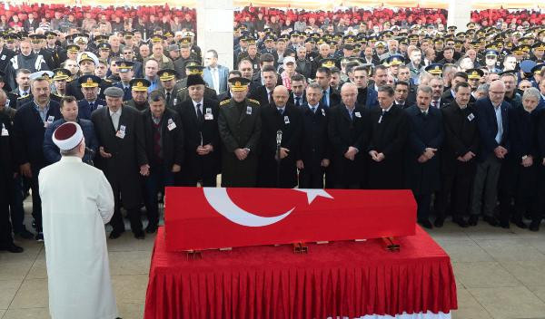 Bu kareye yürek dayanmaz! Babasını oyuncağıyla uğurladı - Resim: 1