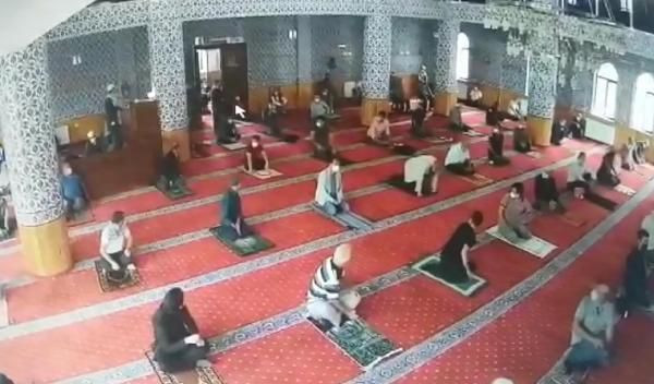 Eskişehir'de 'cami benim' diyen kadın erkek bölümünde namaz kılıyor cemaati kaçırdı - Resim: 3