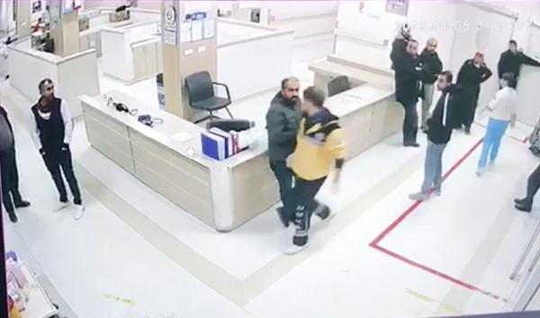 Diyarbakır'da hasta yakınları sağlık çalışanına saldırdı - Resim: 0