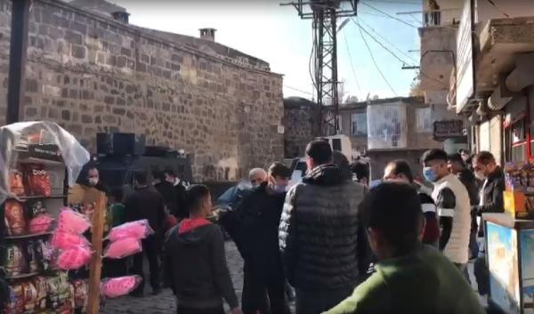 Diyarbakır'da korkunç olay! Kız çocuğunu küpeleri için kaçırmaya çalışan 2 şüpheli tutuklandı - Resim: 0