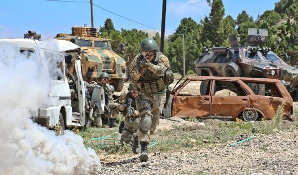 Komandoların aldığı eğitime bakın hendek operasyonuna hazırlanıyorlar - Resim: 1