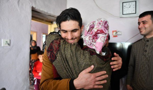 Suriyeli Mahmud kurtardığı depremzede ile buluştu duygusal anlar yaşandı - Resim: 2