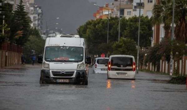 'Kırmızı kod' alarmı verilmişti! Antalya'yı kara bulutlar sardı öğle saatleri fena olacak - Resim: 3