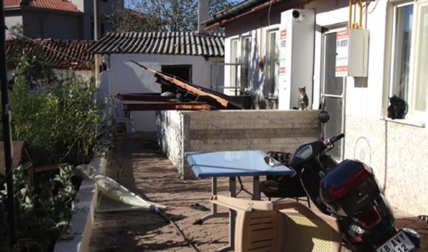 Muğla'da dehşet fırtına! Minarenin külahı koptu, evlerin çatısı uçtu, ağaçlar devrildi - Resim: 2