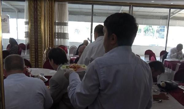 Protokole garsonlu, gazilere self servis - Resim: 1