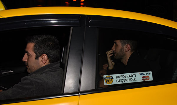 Fenerli yıldız fena yakalandı! 'Git' dedi yüzünü sakladı - Resim: 1