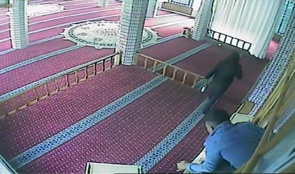 Önce namaz kıldılar sonra sadaka kutusunu soydular! - Resim: 4