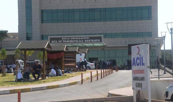 Diyarbakır'da zırhlı araç devrildi: 1 polis şehit, 5 polis yaralı - Resim: 0