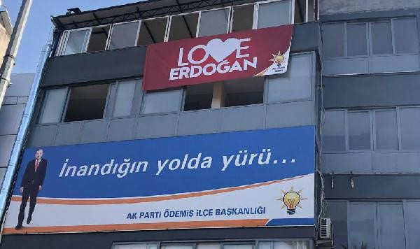 Büyük destek! İzmir'in ilçelerine 'Love Erdoğan' afişi asıldı - Resim: 0