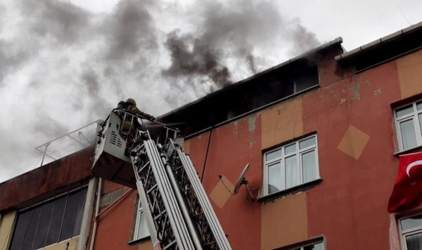 İstanbul'da evindeki dumanları görünce gözyaşlarına boğuldu! Sinir krizi geçirdi - Resim: 1