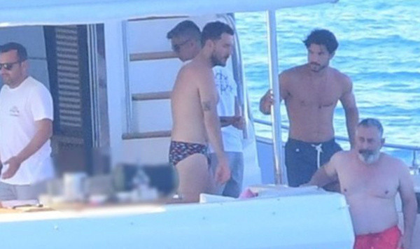 Slip mayodan eteğe geçiş yaptı! Uraz Kaygılaroğlu'nun o halleri alay konusu oldu - Resim: 1