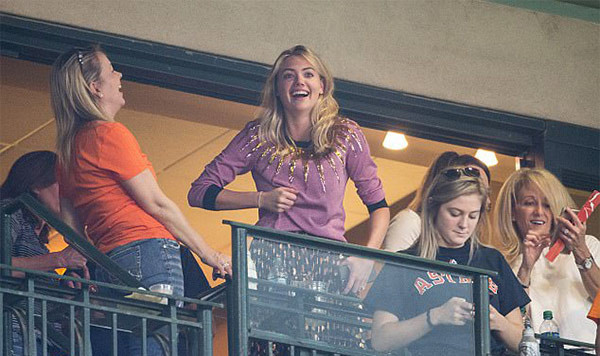 Kendinden geçti sahaya indi! Ünlü modelden galibiyet öpücüğü - Resim: 1