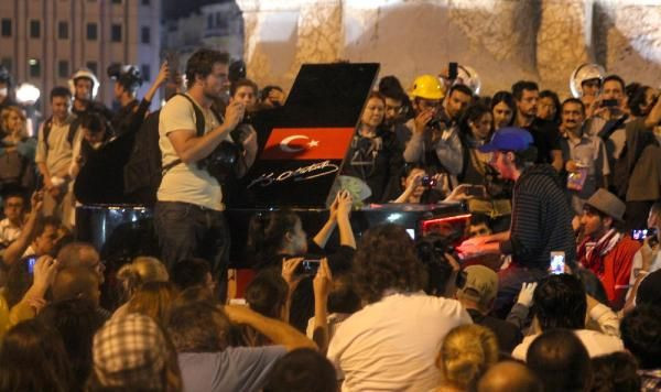 Gaz bombası yerine piyano sesi - Resim: 4