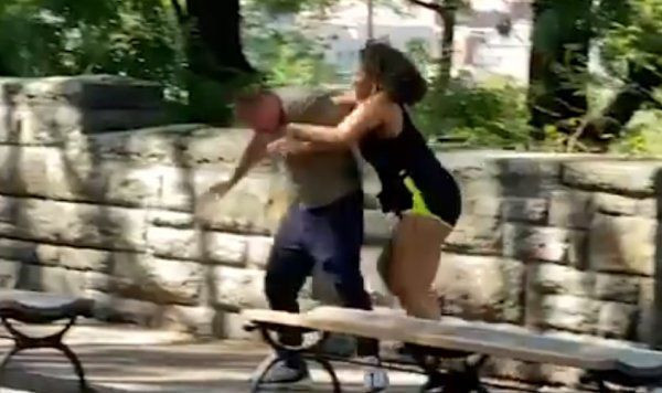 Genç kadının yaptığına inanamayacaksınız! Parkta sevgilisini yatırıp.. - Resim: 1